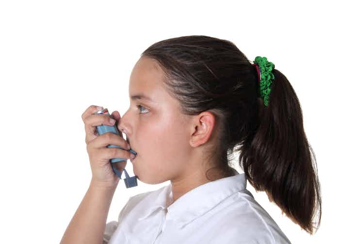 latino child using inhaler