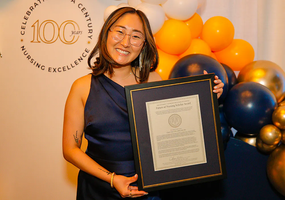Claire Choi receiving the Future of Nursing Scholar Award