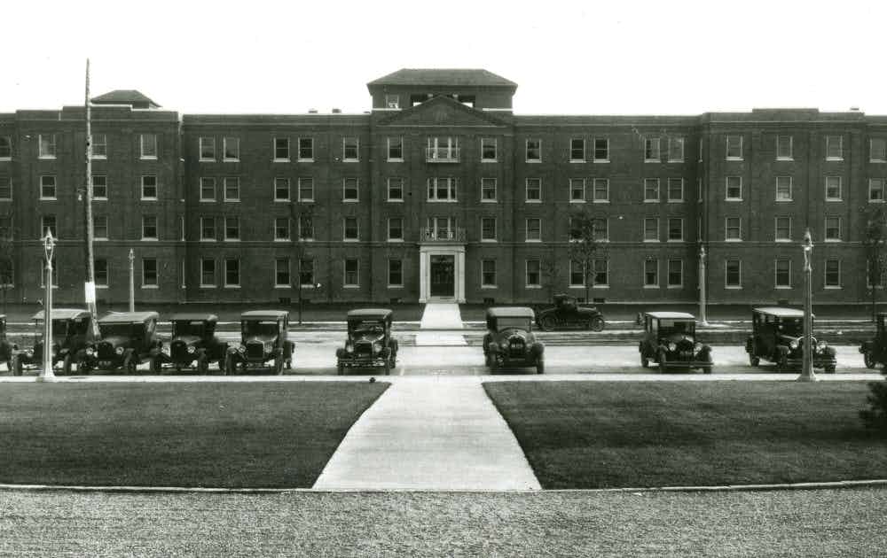 Black and white photo of front of School of Nursing in the 1920s.